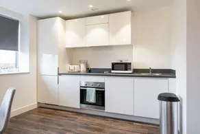Contemporary 1 Bedroom Apartment - Amazing Location With Free Parking on Site - Image 4