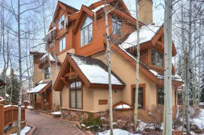 High Ceilings, Natural Light- 3 Bedroom Arrowhead Ge Condo by RedAwning - Image 4