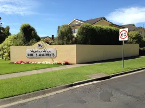 Hopkins House Motel & Apartments - Image 5