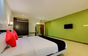 Hotel Beehive Grand - Image 3