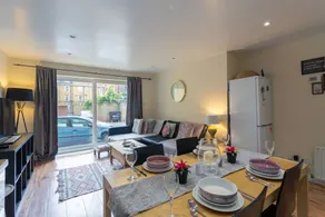 Stylish 4 Bedroom Property in East London - Image 4