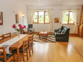 Oak Tree Lodge - Image 2
