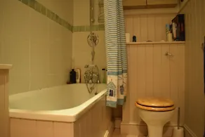 Spacious 1 Bedroom Apartment With Garden - Image 2