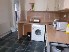 Spacious 2-bed Apartment in North of Glasgow - Image 4