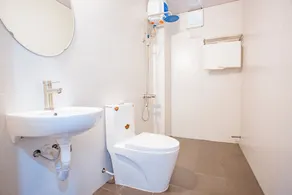 Lucky Hotel by OYO Rooms - Image 4