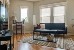 Lively 1 Bedroom Apt Near Lake - Image 2