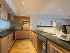 Spacious Apartment with Sea Views - Image 5
