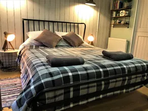 Unique 1+ bed Cabin, Parking and Private Garden - Image 2