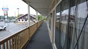 Burton Inn & Suites - Image 4
