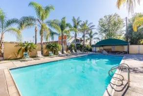 Colonial Pool & Spa Motel - Image 2