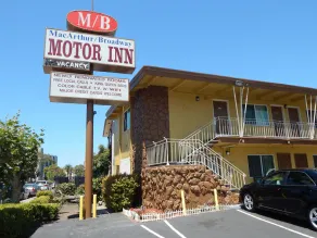M B Motor Inn - Image 5