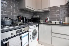 Stunning 1-Bed Apartment in London Lewisham - Image 5