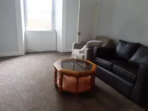 Spacious 2-bed Apartment in North of Glasgow - Image 5