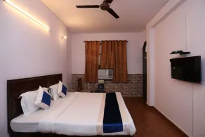 OYO 9534 Hotel Heights - Image 2