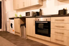 One Bed Apt With Private Balcony Near Heathrow - Image 4