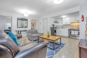 Racpanos Modern Stays - Image 3