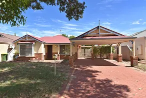 Redcliff Home Close to City & Airport - Image 4