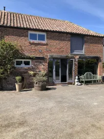 Impeccable Cottage Suitable for 2 Adults & 1 Child - Image 4