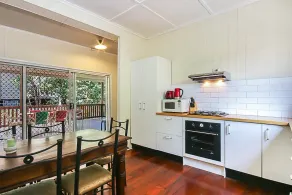 Charming Characterful Rustic-style Home Near The Gabba - Image 3