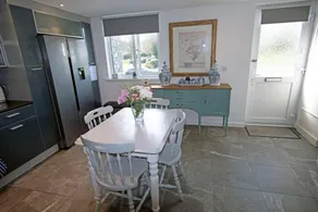 Lovely 2 Bed Apartment Pembroke Castle - Image 4