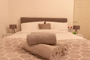 One Bed Apt With Private Balcony Near Heathrow - Image 3