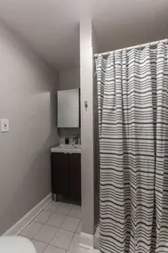 Mid Century Gem Comfort, Close To Train 3Bd - Image 5