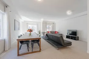 Luxurious Four Bedroom Townhouse - Image 4
