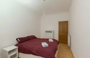 Spacious 1BR Flat With View in Edinburgh -sleeps 4 - Image 2