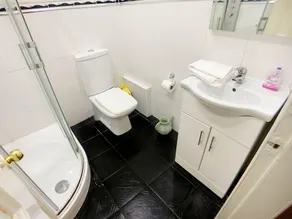 Large Glasgow South Family Home - Free Parking - Image 4