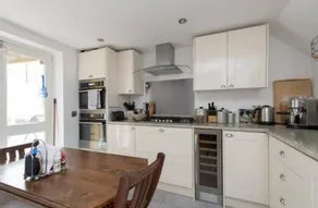 NEW Charming 1BD House With Patio in London - Image 4