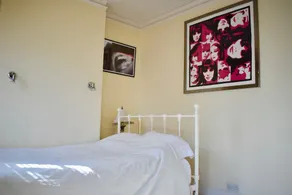 2 Bedroom Wimbledon House With Garden - Image 3