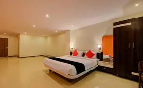 Hotel Beehive Grand - Image 2