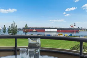 Newcastle Short Stay Accommodation - Flagstaff Apartment - Image 3