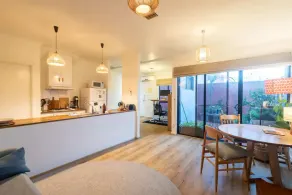 Spacious 2 Bedroom Apartment in Brunswick With Patio and Parking - Image 5