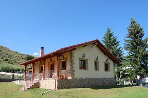 Rustic, 3-bedroom House in Villamanín With a Furnished Terrace, Garden - Image 5
