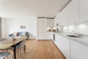Stylish 2 Bedroom Flat With Balcony - Image 4