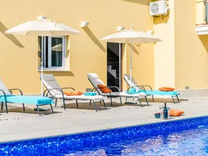 House with private pool for 10 people surrounded by vineyard in a quiet location - Image 2