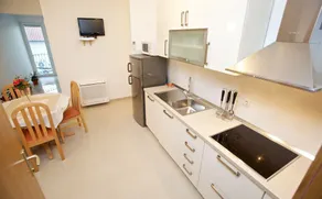 Charmant appartement avec terrasse, piscine et barbecue | Vue jardin - Image 5
