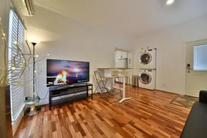 Contemporary Spacious Studio - King Bed! - Image 5