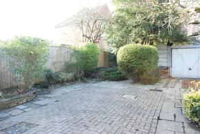 Spacious and Stylish 3 Bedroom Family House - Image 4