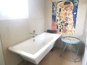 Stylish Comfortable Central Artists Home - Image 4