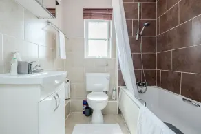Captivating 3-bed Apartment in Grays - Image 4