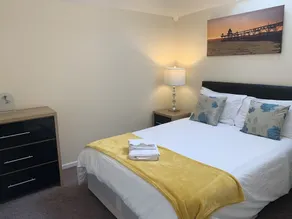 Very spacious 6 bed house with 2 en-suites, garden and free parking, ideal for a large group, sleeps - Image 3