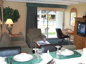Richmond Suites Hotel - Image 5
