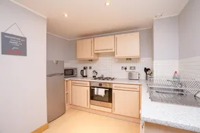 Leeds City Centre Apartment with River View - Image 5