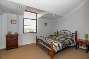Spacious Apartment with Sea Views - Image 2