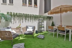 Deluxe Apartment Downtown with Pool & Parking - Image 2