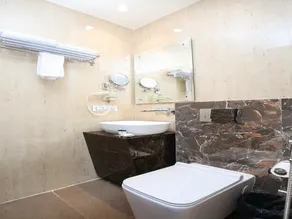 Arista Hotel by OYO Rooms - Image 5