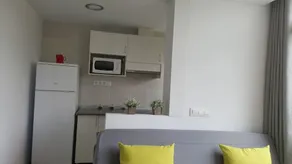 Apartamento tipo estudio con piscina en Blanes - Image 2