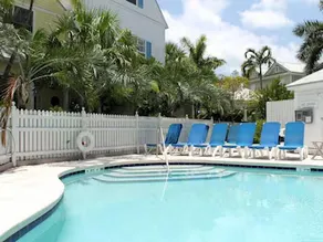Artist Garden by Avantstay Great Location w/ Balcony, Outdoor Dining, Shared Pool & Bbq! Week Long Stays - Image 3
